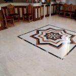 Μαρμάρινο πάτωμα εκκλησίας με πολύγωνο σχέδιο